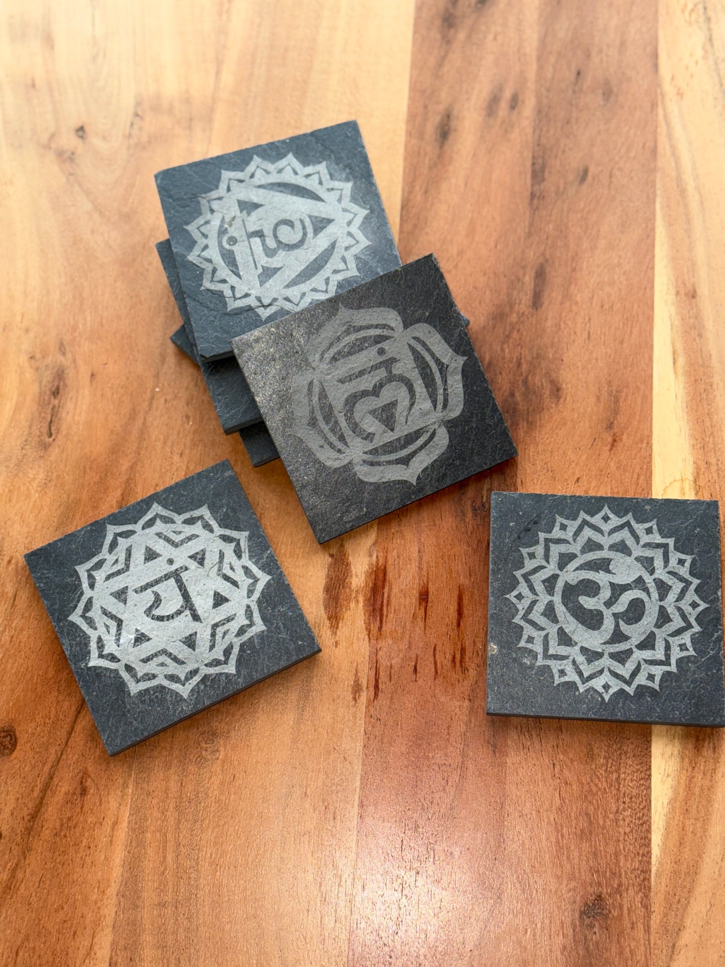 Chakren-Glasuntersetzer aus Schiefer (7er Set)