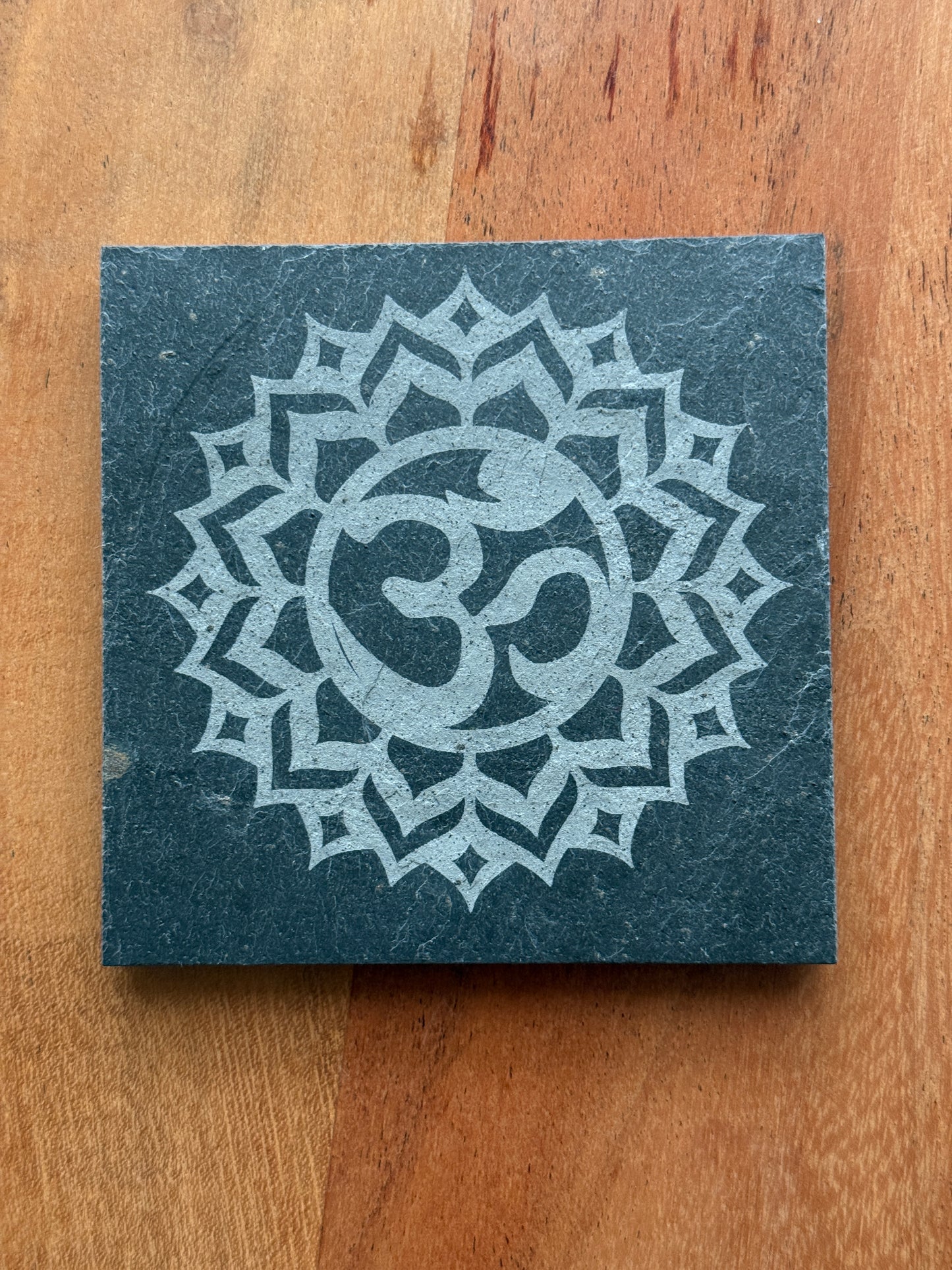Chakren-Glasuntersetzer aus Schiefer (7er Set)